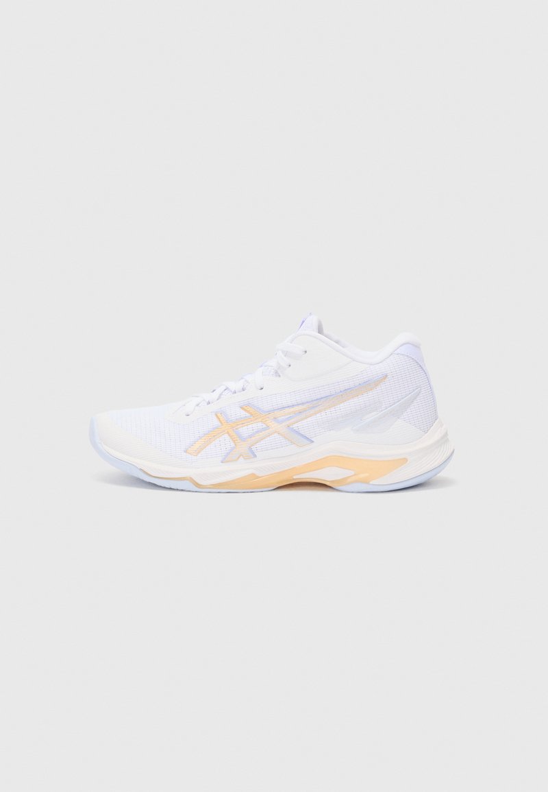 Baskets de sport blanches avec une tige en mesh texturé, des accents orange clair et une semelle rembourrée avec un design à motifs.
