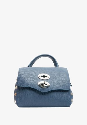 Borsa a mano in pelle blu con finitura testurizzata, ferrature argento e due chiusure ovali. Presenta una maniglia superiore e dettagli borchiati sui lati.