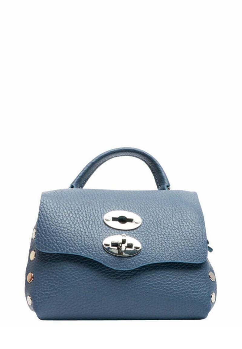 Borsa a mano in pelle blu con finitura testurizzata, ferrature argento e due chiusure ovali. Presenta una maniglia superiore e dettagli borchiati sui lati.