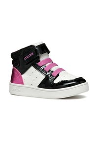 Zwart-witte high-top sneakers met roze accenten, met een glanzende afwerking, klittenbandsluiting en geperforeerde zijkanten voor ademend vermogen.