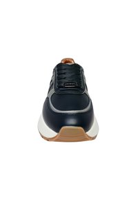 Sneaker in pelle blu scuro con lacci neri, suola bianca e dettagli marroni. Presenta cuciture a contrasto e un collare imbottito.