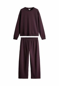 Burgundzka bluza i spodnie wykonane z miękkiego materiału. Bluza ma okrągły dekolt i prążkowane mankiety, natomiast spodnie posiadają elastyczny pas.