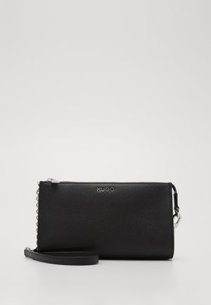 Zwarte leren clutch met textuur, zilveren hardware en een afneembare polsband. Voorzien van een ritsluiting en het merklogo aan de voorkant.