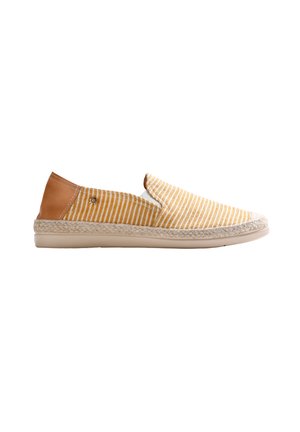 Zapato tipo slip-on con rayas amarillas y blancas, parche de cuero marrón claro en el talón, costuras decorativas y ribete de cuerda de yute tejida en la suela.