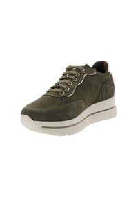 Sneaker in suede verde oliva con suola piatta bianca, chiusura con lacci e dettaglio di cucitura bianca a forma di onda lungo il lato.