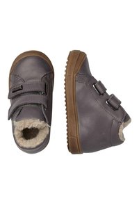 Szare skórzane buty z dwiema rzepami, ocieplanym mankietem i brązową gumową podeszwą z teksturowanym gripem. Zaokrąglony czubek.