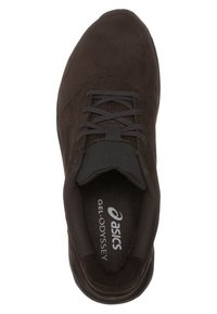 Scarpa atletica nera con una parte superiore in suede liscia, dettagli in rete e lacci scuri. Presenta una soletta imbottita e una suola in gomma testurizzata.