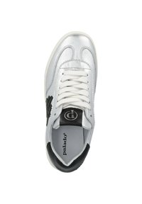 Silberne Ledersneaker mit weißen Schnürsenkeln, einem schwarzen Fersenakzent und einem strukturierten Logo. Mit runder Zehenpartie und gepolstertem Fußbett.