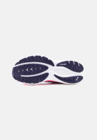 Σόλα παπουτσιού με λευκή βάση, σκούρο καουτσούκ με ανάγλυφο μοτίβο πρόσφυσης και ροζ λεπτομέρειες. Διαθέτει ξεχωριστά αυλάκια για καλύτερο κράτημα και λογότυπο της μάρκας.