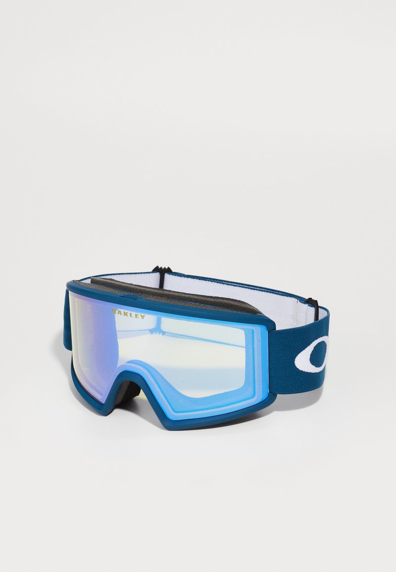 Niebieskie gogle narciarskie z dużą, lustrzaną soczewką, elastyczną ramą i czarnym, wyściełanym wnętrzem. Pasek z logo "Oakley" w kolorze białym.