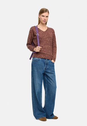 - Sweter