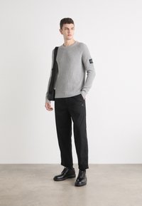 Calvin Klein Jeans BADGE EASY SWEATER - Maglione - gray heather