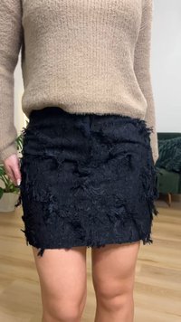 Juoda mini sijonas su tekstūruotu, sluoksniuotu kutais. Savybės: užslėgtas užtrauktukas ir prigludusi liemens juosta, suteikianti pritaikytą išvaizdą.