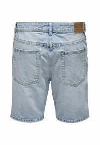 Șorturi din denim de un albastru deschis, cu un croi relaxat, având un tiv cu bucle pentru curea, două buzunare pe spate și o etichetă din piele a brandului.