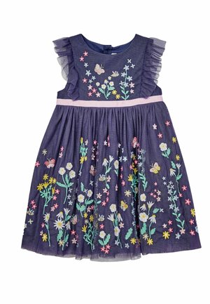 Marineblå ærmeløs kjole med flæse skuldre, pink taljebånd, broderede farverige blomster, sommerfugle og grønt på skørt og krop.