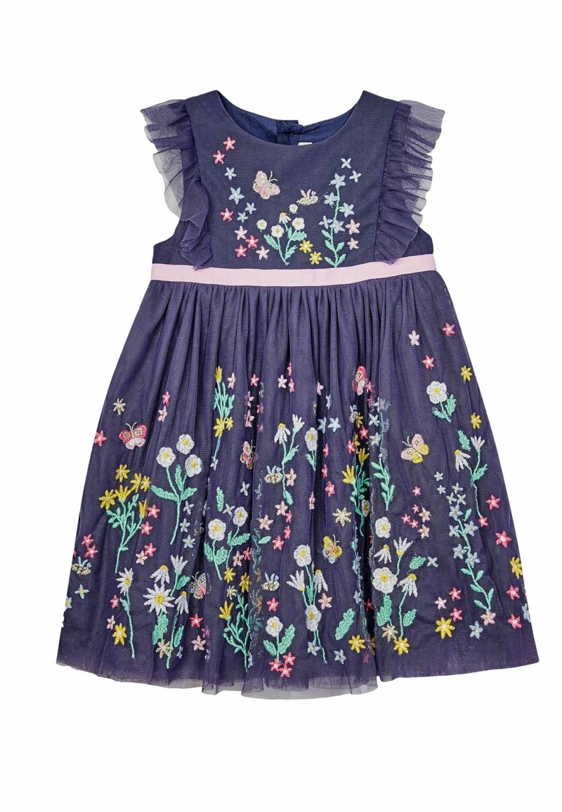 Robe sans manches bleu marine avec épaules volantées, ceinture rose à la taille, fleurs colorées brodées, papillons et feuillage sur la jupe et le corsage.