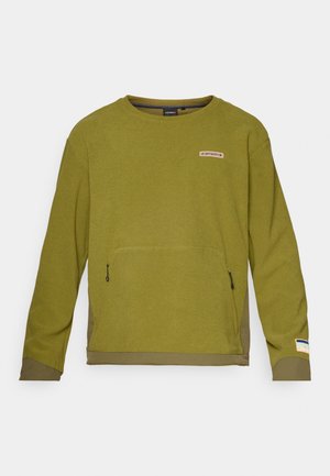Oliven grønn langermet hettegenser med strukturert stoff, med en frontlomme, logo-patch ovenfor, og kontrasterende nedre kant.