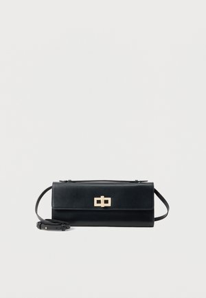 Sort rektangulær læderhåndtaske med en gylden rektangulær drejelås og en tynd justerbar skulderrem.