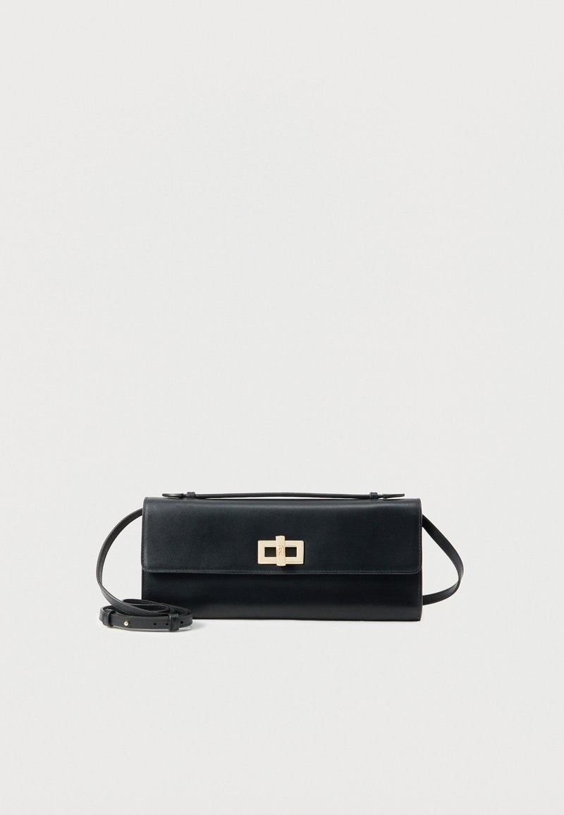 Μαύρο ορθογώνιο δερμάτινο τσαντάκι με χρυσό ορθογώνιο κούμπωμα με περιστρεφόμενο κλείδωμα και λεπτό ρυθμιζόμενο ιμάντα ώμου.