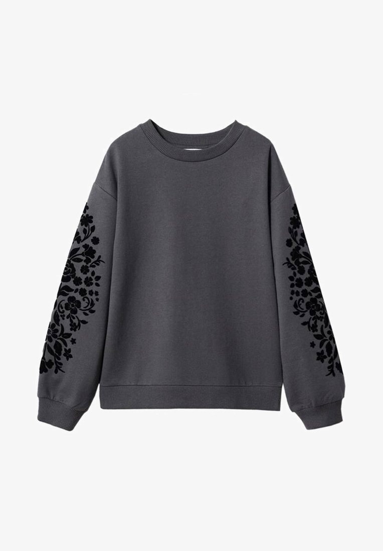Sweatshirt à manches longues gris foncé avec des motifs floraux noirs le long des deux manches, des poignets côtelés et un col rond.