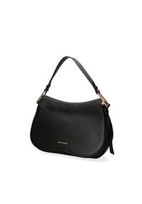 Zwarte leren tas met een gestructureerde afwerking, gebogen vorm, gouden hardwareaccenten en een korte handgreep. Merkennaam zichtbaar aan de voorkant.