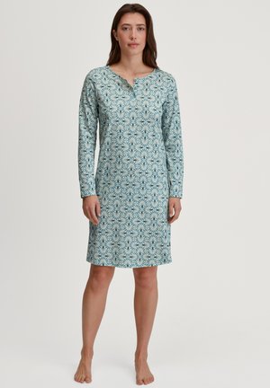 Pigiamone lungo azzurro con maniche lunghe e motivo floreale in bianco e blu scuro. Presenta un colletto henley e arriva a metà coscia.