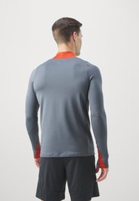Nike Performance STRIKE DRILL TOP - Langarmshirt - iron grey/dragon red/white