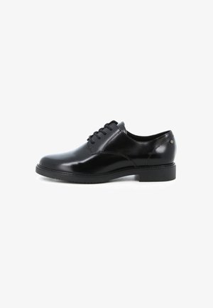 Chaussure habillée pour homme en cuir noir brillant avec lacets, talon bas et un design simple avec des coutures, sur fond blanc.