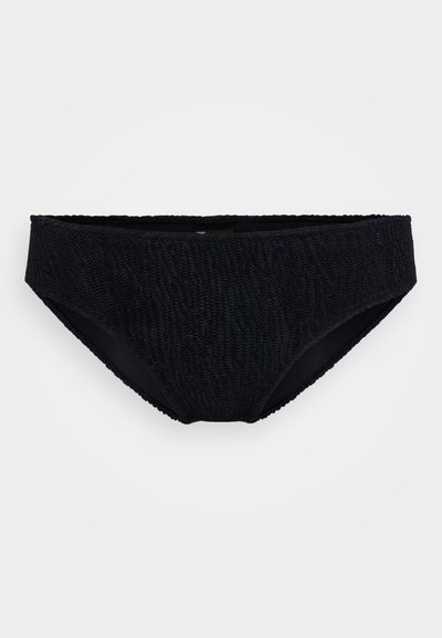 Svart bikiniunderdel med teksturert stoff, høy midje og bølget kant. Glatt indre fôr med subtil bølgemønster på ytre overflate.