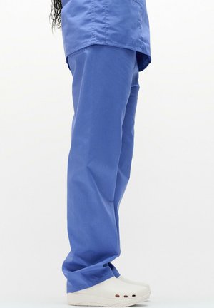 Blauwe stoffen broek met een losse pasvorm, voorzien van een recht pijpdesign en een lichte glans. Witte klompen met ventilatieopeningen maken de look af.