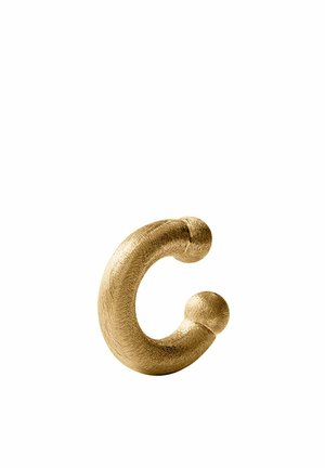 Brazalete de oreja curvado de metal dorado con extremos redondeados, mostrado sobre un fondo blanco liso.