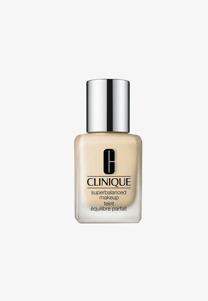 Clinique Superbalanced Makeup i en glassflaske, kremet beige nyanse, akkompagnert av et sølvmetallisk lokk, har et rent etikettdesign.