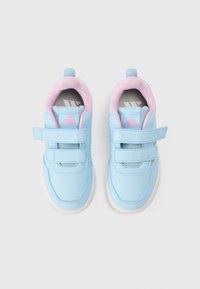 Zapatillas deportivas de color azul claro con detalles en rosa, que cuentan con una parte superior sintética lisa, doble cierre de Velcro y un forro y suela acolchados.