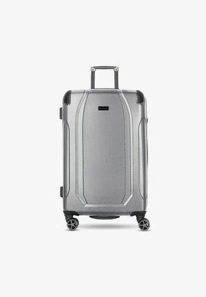 Valise rigide en métal argenté avec une finition texturée, un design angulaire, une poignée rétractable et quatre roulettes multidirectionnelles pour une maniabilité aisée.