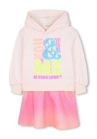 Robe sweat à capuche de couleur rose clair avec une jupe rose dégradée. Présente un texte pailleté "vous & moi" en bleu, jaune et rose. Matière douce.