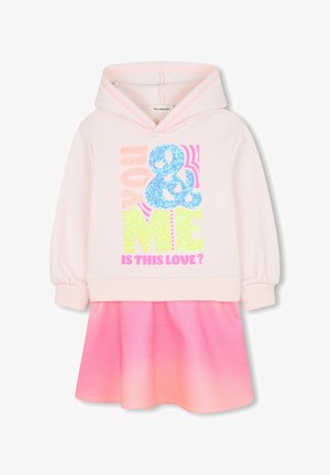 Robe sweat à capuche de couleur rose clair avec une jupe rose dégradée. Présente un texte pailleté "vous & moi" en bleu, jaune et rose. Matière douce.