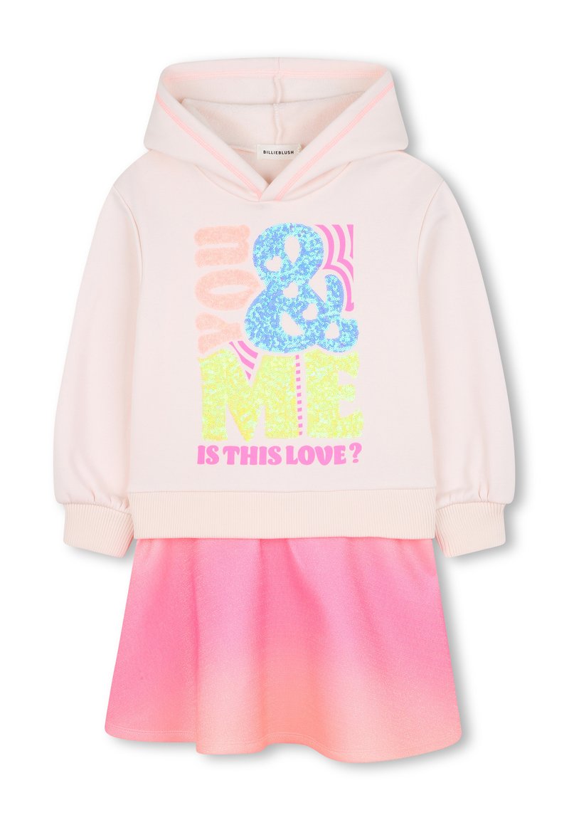Robe sweat à capuche de couleur rose clair avec une jupe rose dégradée. Présente un texte pailleté "vous & moi" en bleu, jaune et rose. Matière douce.