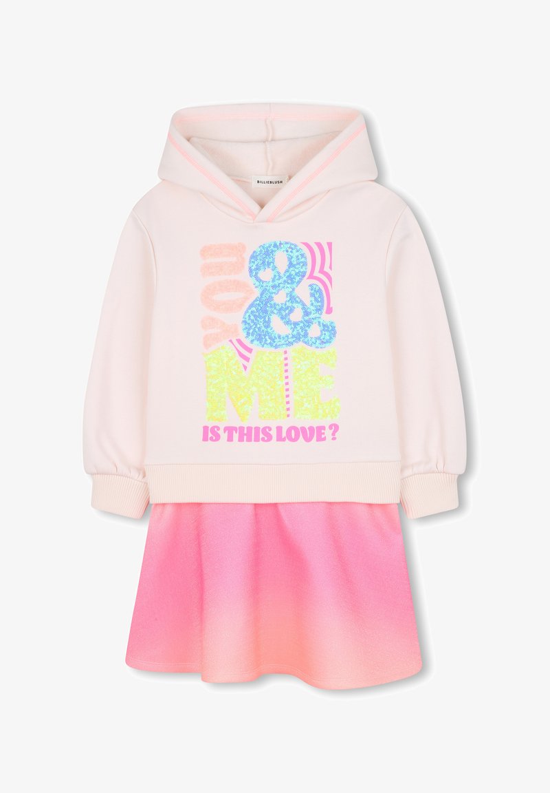 Robe sweat à capuche de couleur rose clair avec une jupe rose dégradée. Présente un texte pailleté "vous & moi" en bleu, jaune et rose. Matière douce.