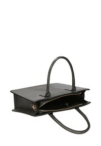 Zwarte handtas met textuur, dubbele handvatten, ritsluiting en een ruime binnenkant. Opvallende hardware-accenten en gestructureerde vorm.