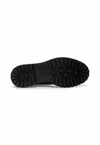 Suela de goma negra con un patrón de banda de rodadura profundo y acentos en forma de cruz, diseñada para ofrecer tracción y durabilidad. Diseño plano y robusto con una marca mínima.