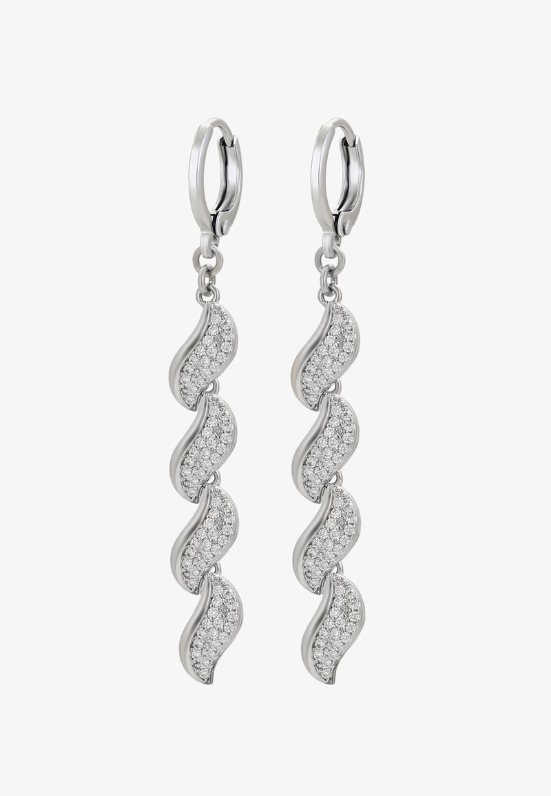 Stříbrné náušnice ve tvaru kruhu se čtyřmi propojenými, zakřivenými segmenty zdobenými malými třpytivými čirými kameny, visícími vertikálně.