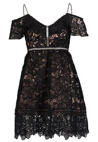 Robes en dentelle noire avec des manches dénudées, ornées de motifs floraux, un corsage ajusté et une jupe évasée texturée. Accent argenté à la taille.