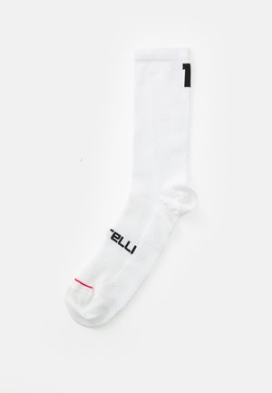 Weißer Sportsocke mit strukturiertem Gewebe, schwarzem Logo und rotem Akzent an der Zehe. Entworfen für Komfort und Leistung.