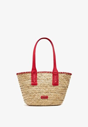 Bolso de paja trenzada con asas y ribete de cuero rojo, que presenta una forma ligeramente estructurada y un detalle de costura roja alrededor del borde superior.