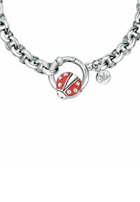 Bracciale in argento con un charm a forma di coccinella rossa che presenta dettagli metallici e pietre trasparenti. Include un piccolo pendente a forma di foglia.