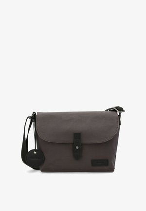 Borsa a tracolla in tessuto grigio con pattina ripiegabile, dettagli in pelle nera, chiusura a scatto e tracolla regolabile. Etichetta rotonda attaccata.