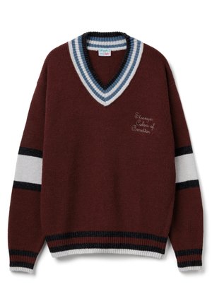 Dunkelroter Strickpullover mit V-Ausschnitt, blau-weiß gestreiftem Kragen und schwarz-weiß-roten Streifenakzenten an Ärmeln und Saum.