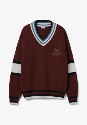 Dunkelroter Strickpullover mit V-Ausschnitt, blau-weiß gestreiftem Kragen und schwarz-weiß-roten Streifenakzenten an Ärmeln und Saum.