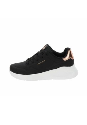 Sneaker nera con tomaia testurizzata, dotata di una suola bianca e dettagli in rosegold sul tallone. Design con lacci e forature per la traspirabilità.