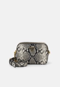 Czarna i biała torebka crossbody w wężowy wzór z złotymi elementami, zamknięciem na zamek błyskawiczny oraz odpinanym paskiem. Posiada plakietkę z logo z przodu.